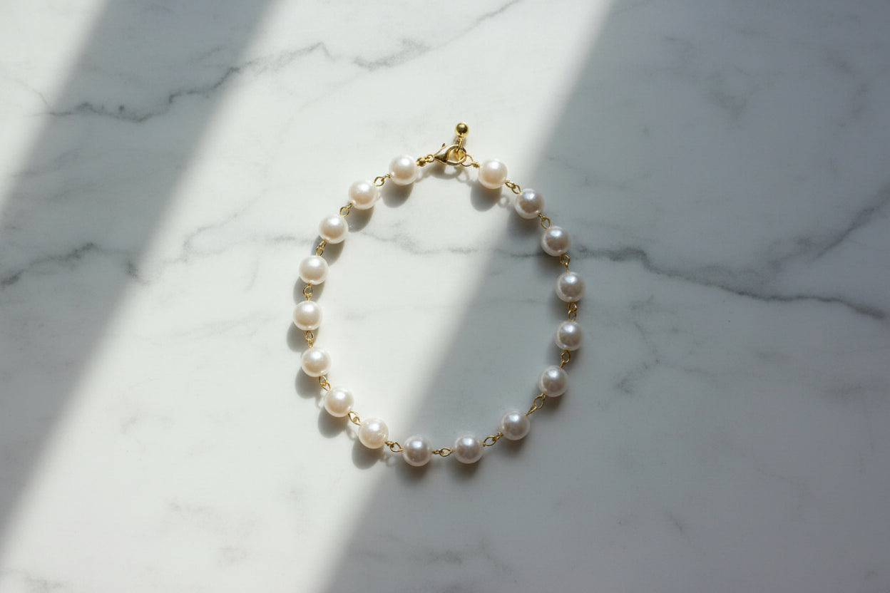 Pearl bracelet on a white/grey marbled surface