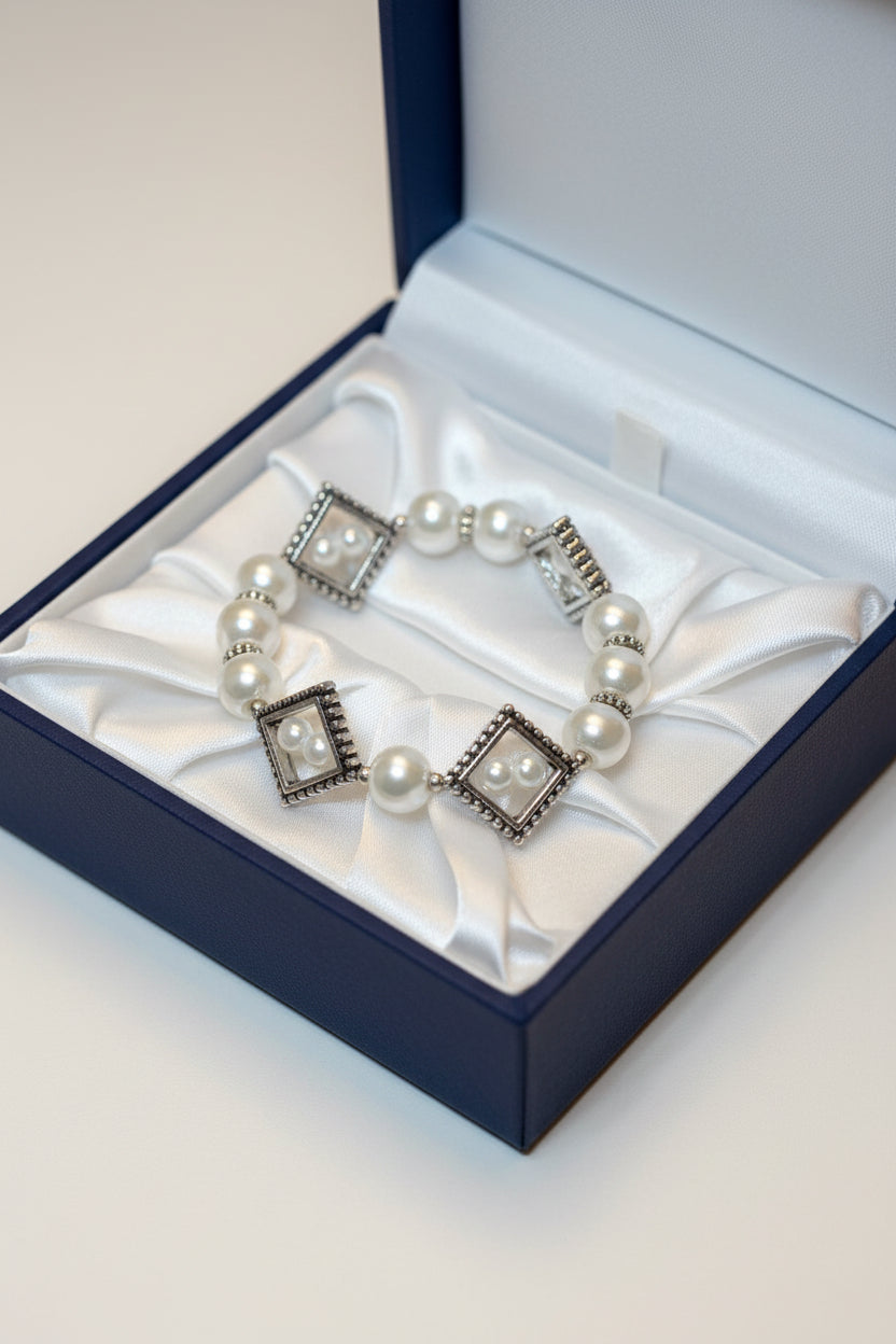 Pearl bracelet in a blue ift box